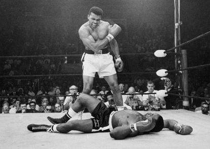 Muhammad Ali em um combate contra Sonny Liston em 1965.