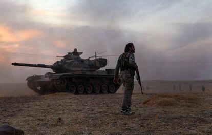 Soldados em torno de um tanque turco no norte de Síria.