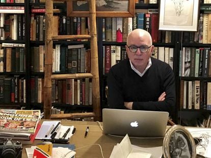 Michael Wolff em seu apartamento em Nova York.