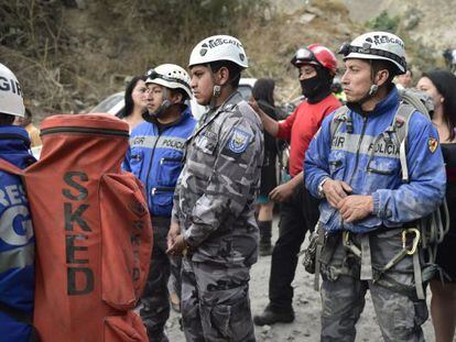 As equipes de resgate, na colina de Catequilla.