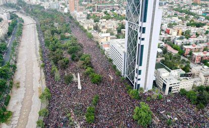 Milhares de pessoas se manifestam em Santiago.