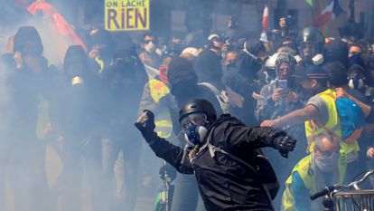 Distúrbios antes da concentração pelo 1 de maio, em Paris.