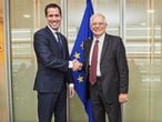 Juan Guaidó y Josep Borrell se saludan tras la reunión que mantuvieron en Bruselas, este miércoles.