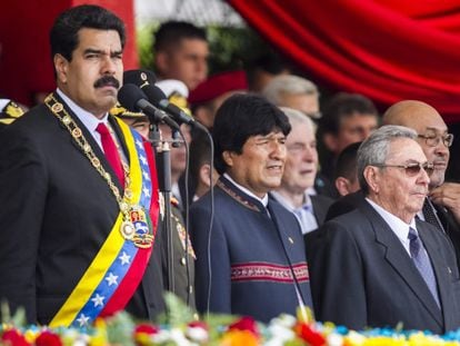 Nicolás Maduro acompanhado por Raúl Castro e Evo Morales.