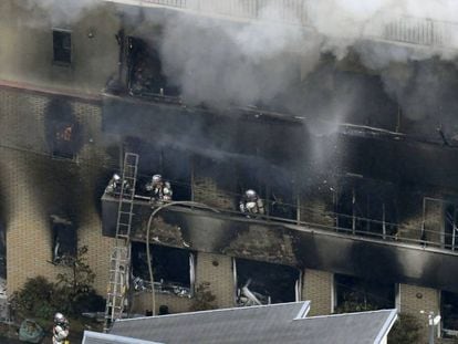 Bombeiros trabalham no edifício da produtora.