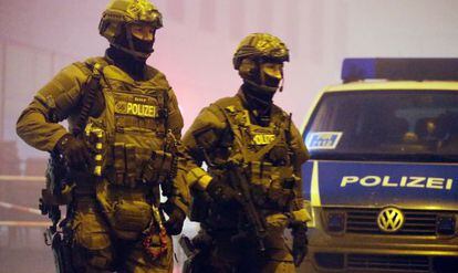 A polícia controla os acessos à estação de Pasing, em Munique.