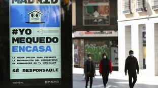 #YoMeQuedoEnCasa saiu das redes e virou campanha nas ruas de Madri, na Espanha, neste sábado.