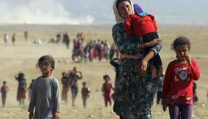 Yazidis deslocados abandonam a cidade de Sinjar, em agosto.
