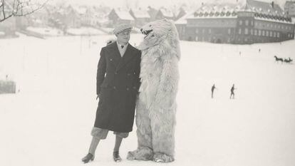 A fascinante coleção de retratos com pessoas vestidas de ursos polares ao longo do século 20