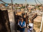 A médica Luciana Defendi Navarrete, 37, e agente de saúde Sueli Torres, 31, visitam uma casa em uma favela do Capão Redondo, extremo sul de São Paulo.