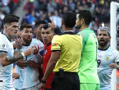 Momento em que o árbitro paraguaio Mario Diaz expulsou Messi e Medel.