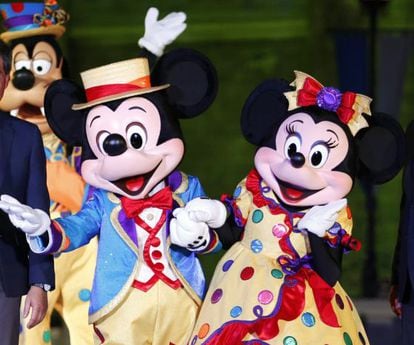 Bonecos de Mickey e Minnie na Disney.