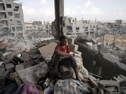 Um jovem palestino em um edifício destruído na Faixa.