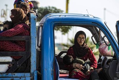 Famílias sírias fogem da zona de conflito entre turcos e curdos no norte do país.