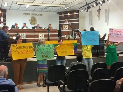 A professora Virginia Ferreira participa de uma ato na Câmara Municipal.