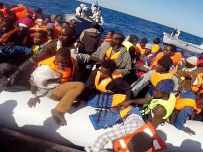 Guarda Costeira italiana resgata 220 imigrantes no Mediterrâneo.