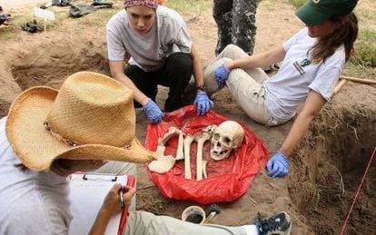 Exumação de um dos corpos descobertos no Texas.