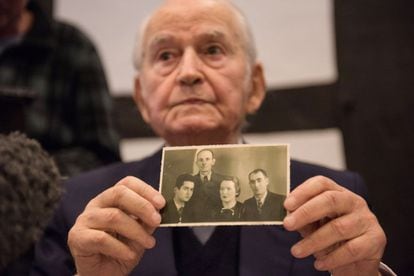 Leon Schwarzbaum, sobrevivente de Auschwitz, mostra uma fotografia de sua família, que morreu no campo nazista, nesta quinta-feira em uma coletiva de imprensa em Detmold.