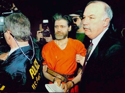 Theodore Kaczynski é conduzido por agentes do FBI a um tribunal federal.