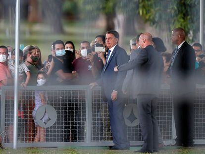 Bolsonaro diante de apoiadores no Palácio da Alvorada, no dia 19.