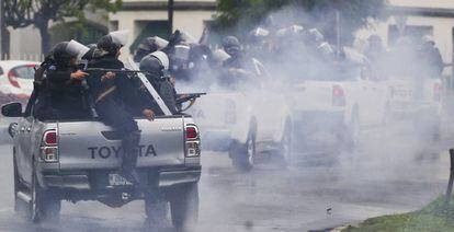Policiais antidistúrbios disparam contra estudantes universitários em Manágua.