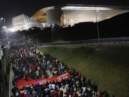 Membros do MTST durante protesto em 4 de junho pr&oacute;ximo &agrave; Arena Corinthians.