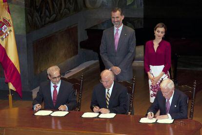 Os Reis de Espanha, durante a assinatura do acordo.
