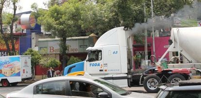 Um caminhão solta fumaça na Cidade do México.