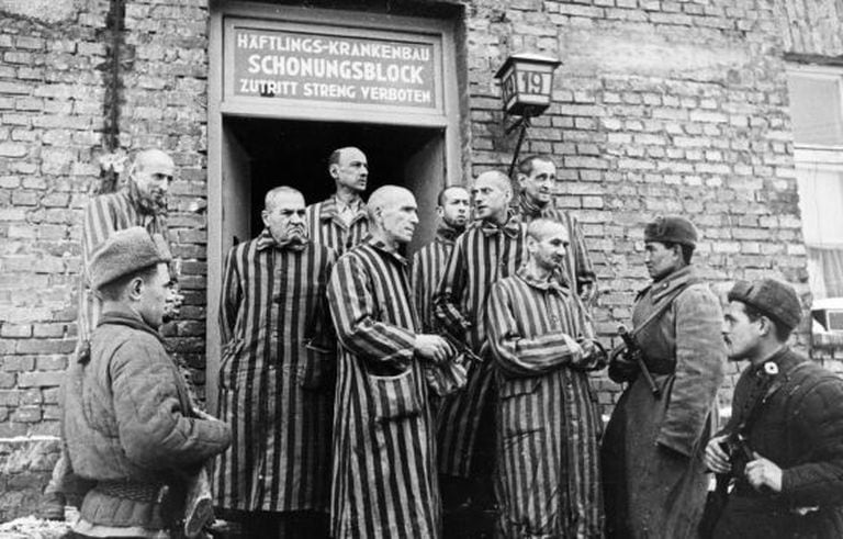 Soldados do Exército soviético com prisioneiros libertados do campo de concentração de Auschwitz, em janeiro de 1945.