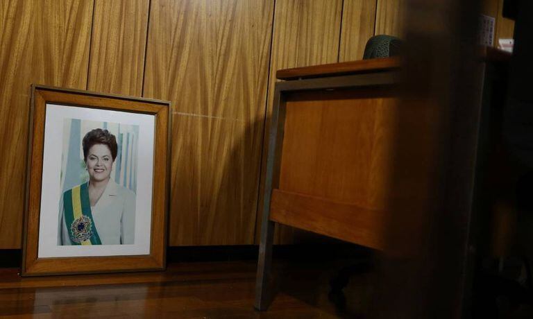 Foto oficial de Dilma no chão do Palácio do Planalto após ser retirada da parede.