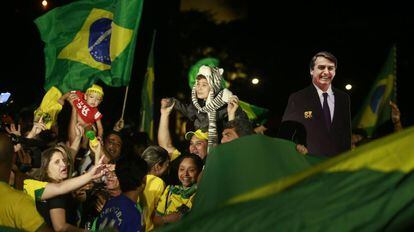 Eleitores de Bolsonaro comemoram a vitória na Esplanada dos Ministérios, em Brasília.