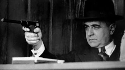 Cena do filme "35 - O Assalto ao Poder", de Eduardo Escorel, em que o então presidente Getúlio Vargas empunha uma pistola.