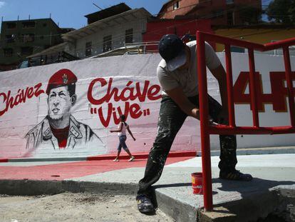 Homens pintando um mural em homenagem a Chávez.