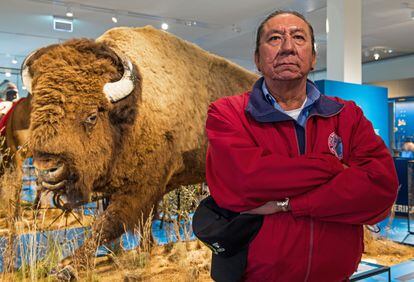 Ernie LaPointe, bisneto do Touro Sentado, posa com um bisão empalhado em um museu em Bremen, Alemanha, em 2016.
