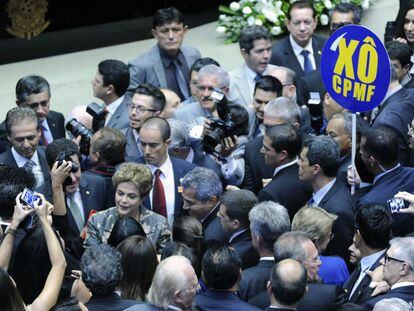 Dilma caminha entre congressistas.