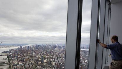 O observatório da Torre da Liberdade, edifício principal do novo World Trade Center de Nova York e o arranha-céu mais alto dos Estados Unidos, será aberto ao público em 29 de maio. Na foto, um visitante contempla a vista de Manhattan, em 20 de maio de 2015.