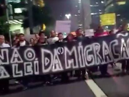 Manifestantes protestam na avenida Paulista contra a Lei de Migração.