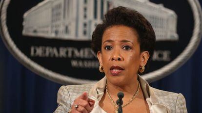 A procuradora-geral Loretta Lynch anuncia a investigação federal em Baltimore.