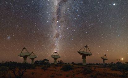 Várias antenas do radiotelescópio que detectou o sinal, o australiano ASKAP.