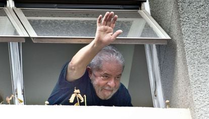 Lula acena ap&oacute;s prestar depoimento &agrave; PF.