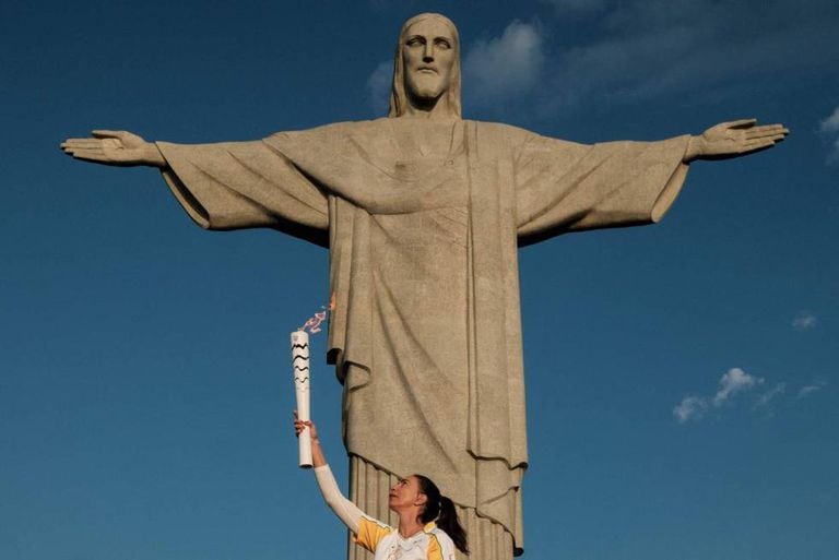 E a chama olímpica chega ao Cristo Redentor.