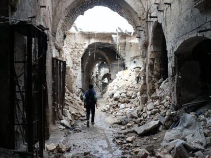 Um rebelde cruza o velho mercado de Alepo, na Síria.