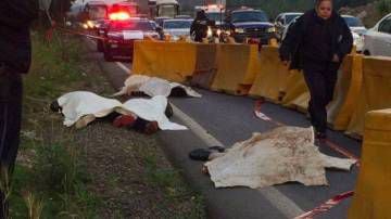 Os corpos dos quatro assaltantes na estrada México -Toluca.