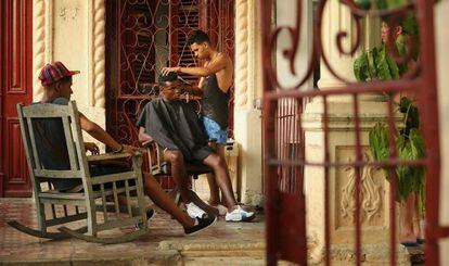 Barbearia montada na varanda de uma casa no bairro do Vedado, em Havana.