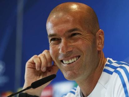 Zinedine Zidane, nesta terça-feira, na coletiva de imprensa do Real Madrid. LUIS SEVILHANO O PAIS
