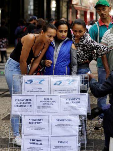 Mulheres consultam ofertas de emprego na rua em São Paulo, no dia 29 de junho