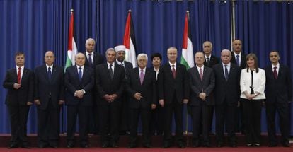 Abbas e ministros do novo Governo palestino.