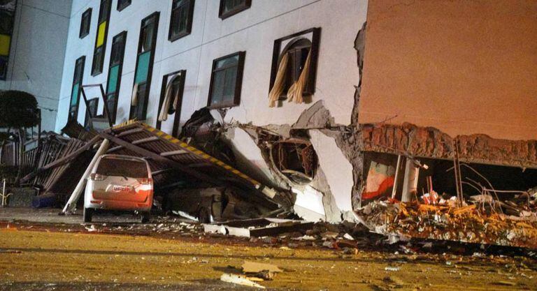Veículo afetado pelo terremoto.