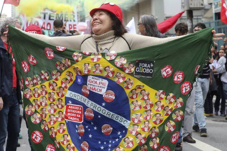 Partidária de Dilma Rousseff se manifesta em São Paulo.