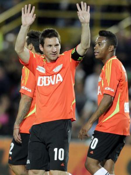 Messi cumprimenta o público em jogo benéfico em Bogotá.